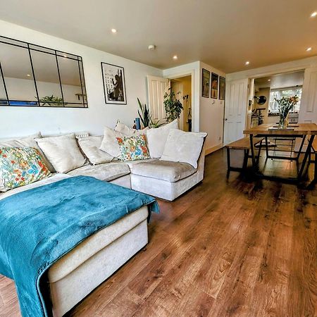 Modern Well Presented Apartment With Garden London Ngoại thất bức ảnh