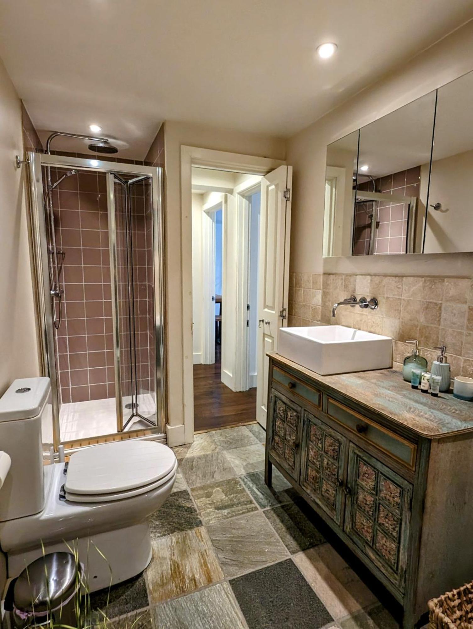 Modern Well Presented Apartment With Garden London Ngoại thất bức ảnh
